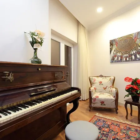 Lir Long Aparthotel 4*